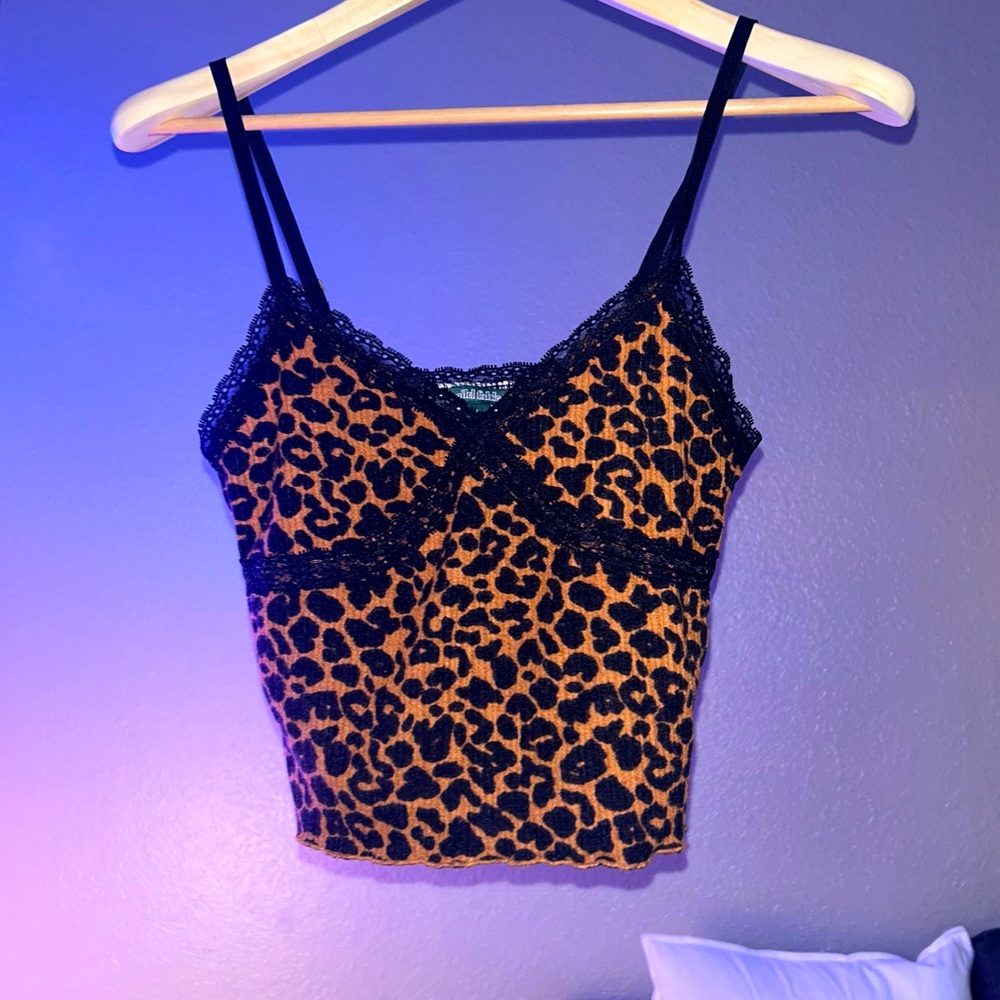 Leopard print v-neck crop top